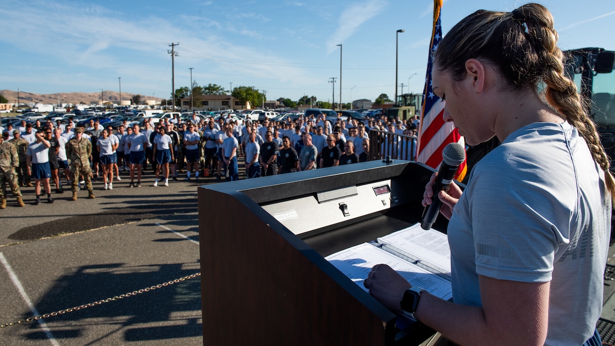 Airman narrates a ceremony prior to run