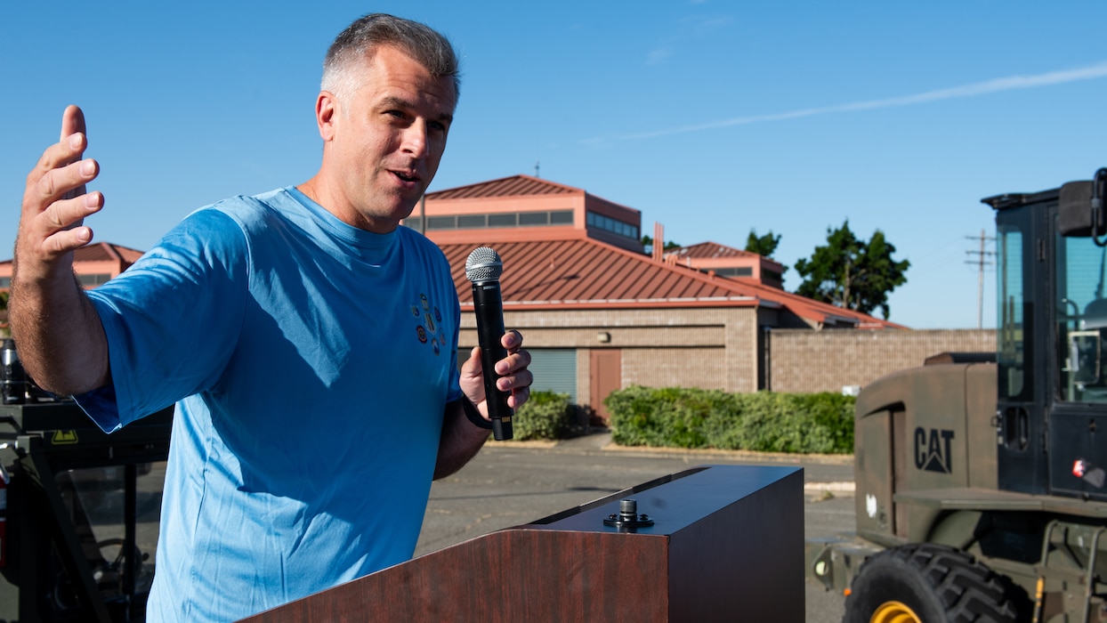 Colonel delivers remarks prior to run