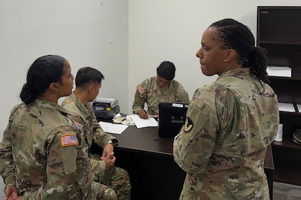 Command Sgt. Maj. L. Allen, U.S. Army Financial Management Command senior enlisted advisor, talks with Soldiers of the District of Columbia Army National Guard’s 1946th Theater Finance Company at Joint Base Anacostia-Bolling, Washington, D.C., May 4. During her time with the 1946th T-FICO, Allen observed Soldiers conducting training in preparation for their upcoming annual training with a specific focus on disbursing operations. (U.S. Army photo)