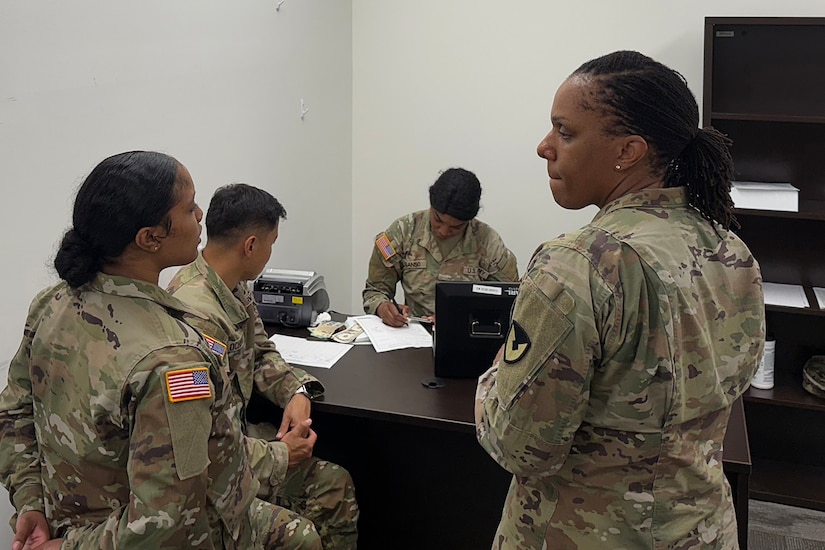 Command Sgt. Maj. L. Allen, U.S. Army Financial Management Command senior enlisted advisor, talks with Soldiers of the District of Columbia Army National Guard’s 1946th Theater Finance Company at Joint Base Anacostia-Bolling, Washington, D.C., May 4. During her time with the 1946th T-FICO, Allen observed Soldiers conducting training in preparation for their upcoming annual training with a specific focus on disbursing operations. (U.S. Army photo)