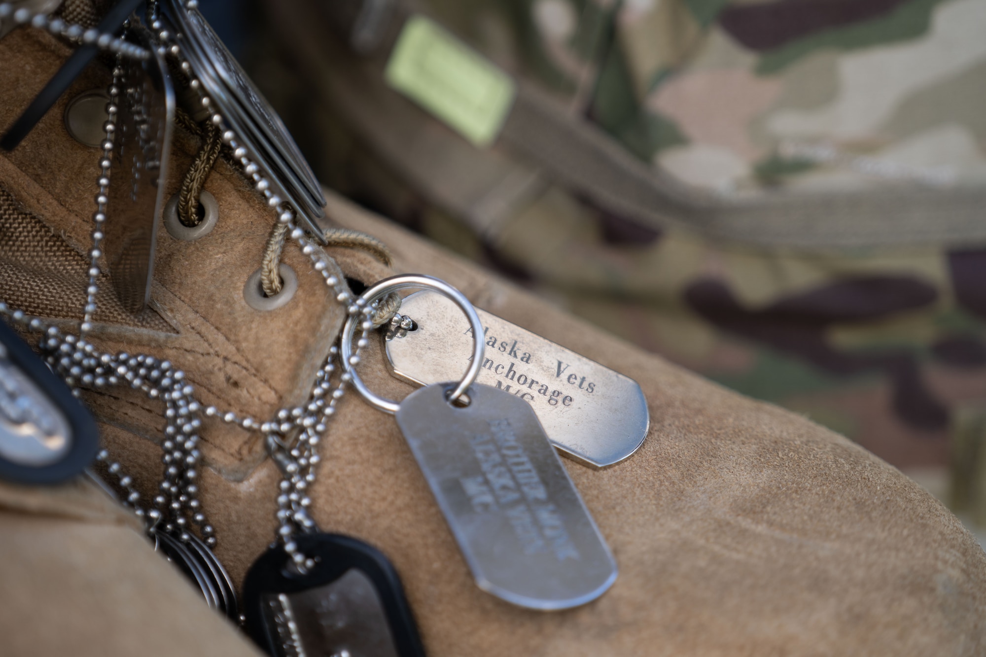 A battlefield cross is displayed at the Anchorage Remembers Memorial Day Ceremony at Delaney Park, Anchorage, Alaska on May 26, 2025, to honor fallen service members.