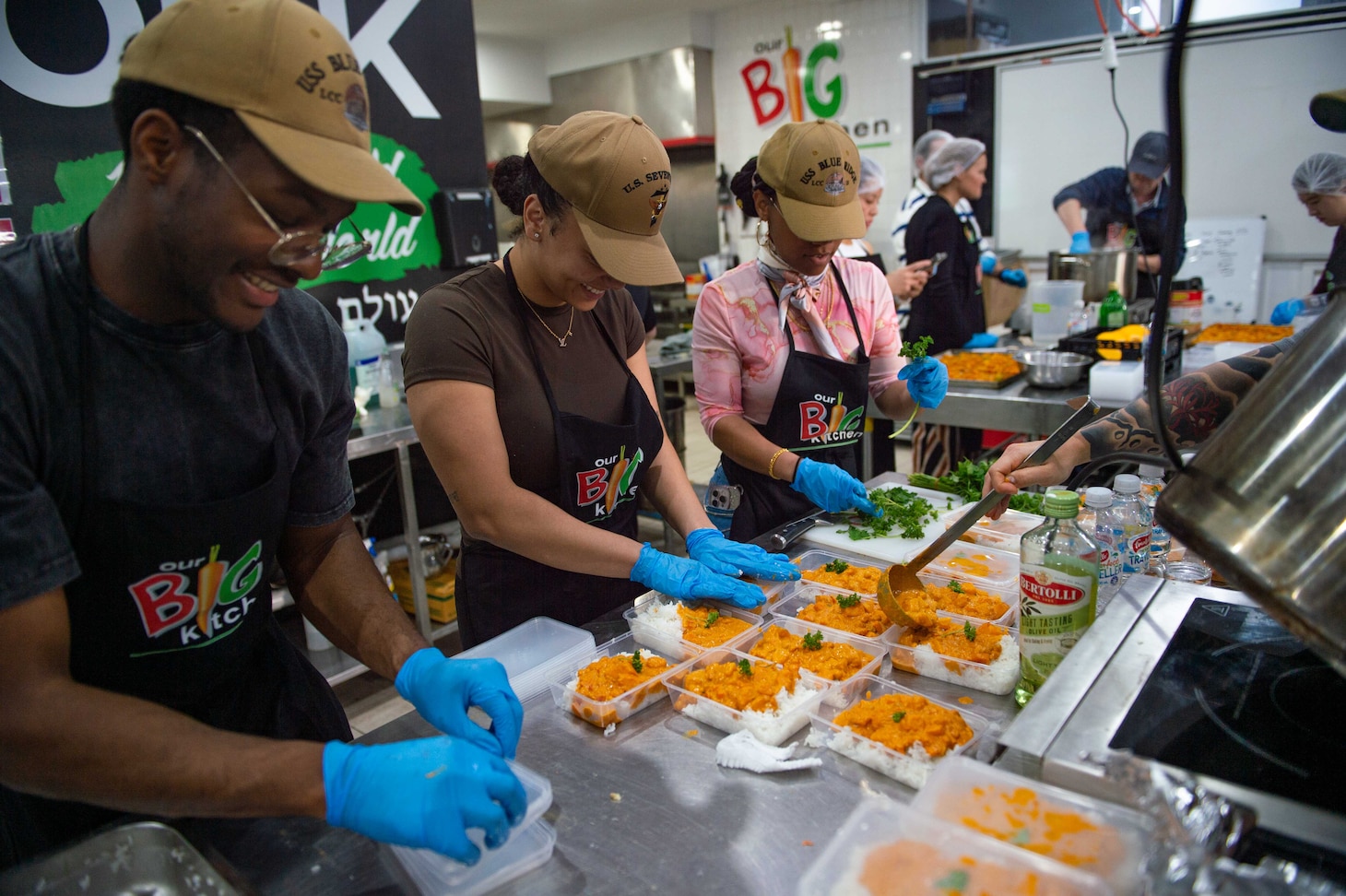 SYDNEY (May 28, 2025) – Sailors assigned to U.S. 7th Fleet and 7th Fleet flagship USS Blue Ridge (LCC 19) prepare food while volunteering with the nonprofit organization Our Big Kitchen during a scheduled port visit in Sydney, May 28, 2025. The Blue Ridge and embarked 7th Fleet staff conduct regular Indo-Pacific patrols to deter aggression, strengthen alliances and partnerships, and advance future warfighting capabilities. (U.S. Navy photo taken by Mass Communication Specialist Seaman Alajia Williams)