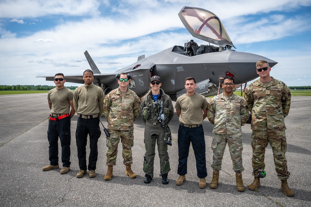 A group photo in front of an F-35 aircraft