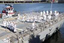 PORTLAND, Ore. (June 3, 2025) – Sailors aboard the Arleigh Burke-class guided-missile destroyer USS Mustin (DDG 89) handle lines as the ship arrives for Portland Fleet Week during the 118th Rose Festival, June 3, 2025.  Portland Fleet Week is a time-honored celebration of the sea services and provides an opportunity for the citizens of Oregon to meet Sailors, Marines and Coast Guardsmen, as well as witness firsthand the latest capabilities of today’s maritime services. (U.S. Navy Photo by Mass Communication Specialist 2nd Class Kassandra Alanis)