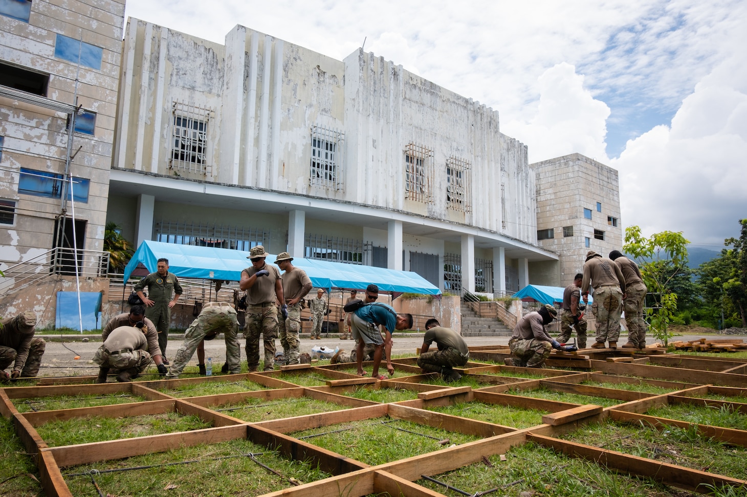 VIRAC, Philippines (June 1, 2025) – Hawaii National Guardsmen and personnel from the Armed Forces of the Philippines construct a platform used to conduct urban rescue training with local emergency responders and civilian authorities in Virac, Philippines, June 1, 2025. This effort is part of a two-week urban rescue training exercise supporting the humanitarian assistance and disaster response objectives of Pacific Partnership 2025. Now in its 21st iteration, Pacific Partnership series is the largest annual multinational humanitarian assistance and disaster management preparedness mission conducted in the Indo-Pacific. Pacific Partnership works collaboratively with host and partner nations to enhance regional interoperability and disaster response capabilities, increase security and stability in the region, and foster new and enduring friendships in the Indo-Pacific. (U.S. Navy photo by Mass Communication Specialist 2nd Class Jordan Jennings)