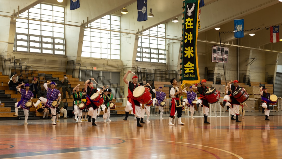 ５月１１日、海兵隊キャンプ・フォスターでオープンベースイベントが開催され、在沖米軍のエイサーチームが地元の北谷町青年会のエイサーチームと共にエイサーを披露しました。