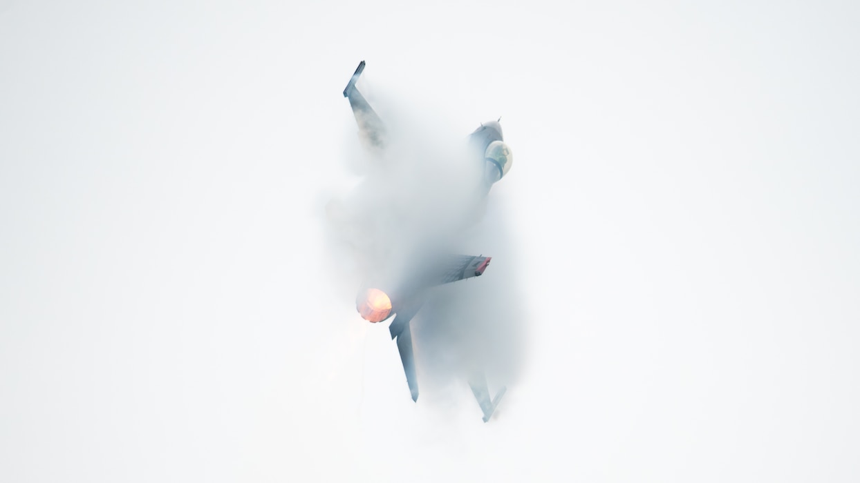 F-16 flying