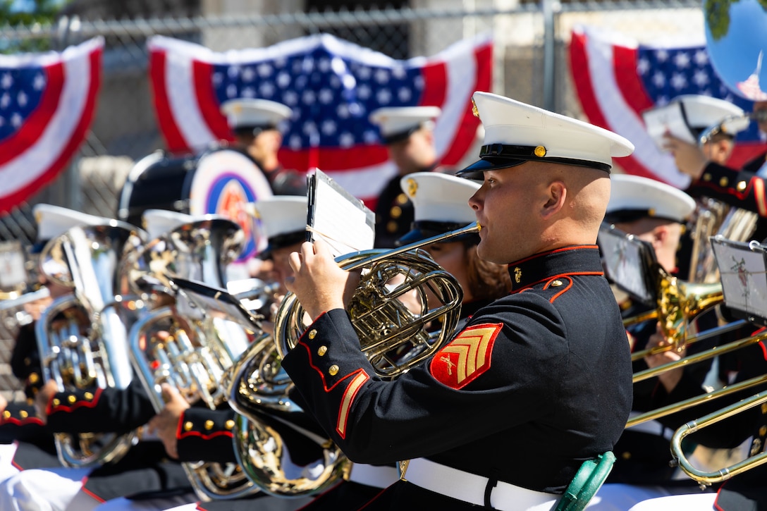 2d Marine Division Band performs at the Soldiers and Sailors Monument during New York Fleet Week.