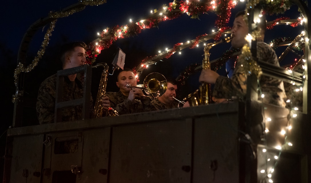 Seven Ton Caroling with the 2d MARDIV Band
