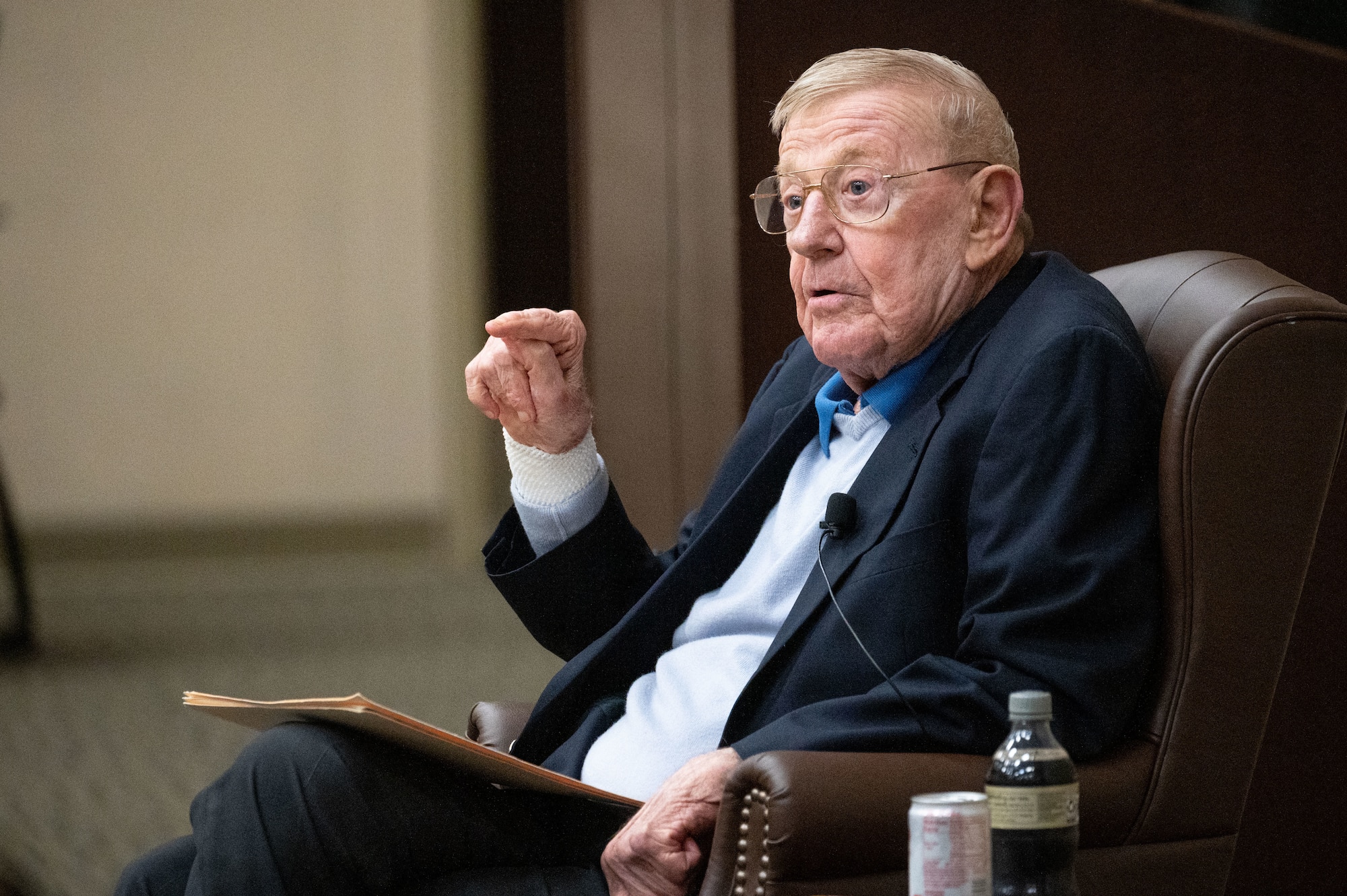 Lou Holtz speaks with senior leaders of AFSOC.