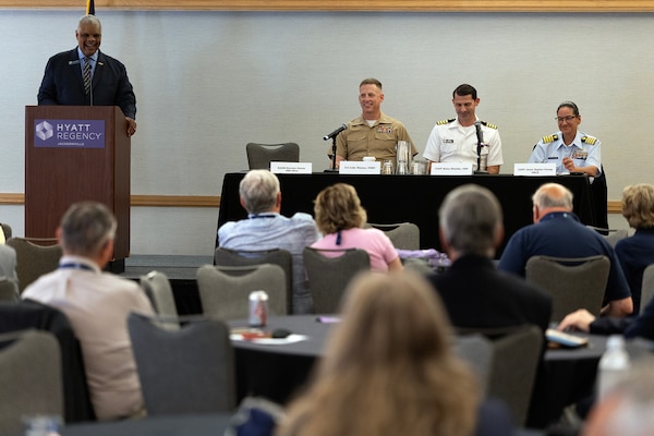 Marine Colonel Emphasizes Maritime Readiness, Partnerships at Navy League Convention