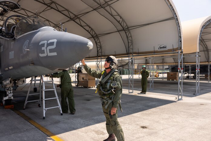 U.S. Marine Corps Deputy Commandant for Aviation visits VMA-223 and flies in a TAV-8B Harrier II jet