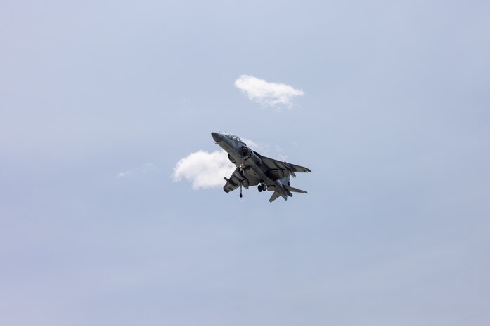 U.S. Marine Corps Deputy Commandant for Aviation visits VMA-223 and flies in a TAV-8B Harrier II jet