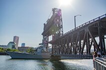 PORTLAND, OREGON (June 3, 2025) – The Arleigh Burke-class guided missile destroyer USS Mustin (DDG 89) sails under the Steel Bridge as it arrives for Portland Fleet Week during the 118th Rose Festival, June 3, 2025. Portland Fleet Week is a time-honored celebration of the sea services and provides an opportunity for the citizens of Oregon to meet Sailors, Marines and Coast Guardsmen, as well as witness firsthand the latest capabilities of today’s maritime services. (U.S. Navy Photo by Mass Communication Specialist 2nd Class Gwendelyn L. Ohrazda)