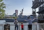 PORTLAND, OREGON (June 3, 2025) – A family waves as the Arleigh Burke-class guided missile destroyer USS Mustin (DDG 89) arrives for the annual Rose Festival during Portland Fleet Week in Portland, Oregon, June 3, 2025. Portland Fleet Week is a time-honored celebration of the sea services and provides an opportunity for the citizens of Oregon to meet Sailors, Marines and Coast Guardsmen, as well as witness firsthand the latest capabilities of today’s maritime services. (U.S. Navy photo by Mass Communication Specialist 2nd Class Gwendelyn L. Ohrazda)