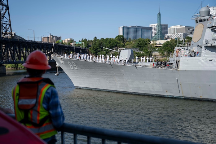 PORTLAND, OREGON (June 3, 2025) – The Arleigh Burke-class guided missile destroyer USS Mustin (DDG 89) arrives for Portland Fleet Week during the 118th Rose Festival, June 3, 2025. Portland Fleet Week is a time-honored celebration of the sea services and provides an opportunity for the citizens of Oregon to meet Sailors, Marines and Coast Guardsmen, as well as witness firsthand the latest capabilities of today’s maritime services. (U.S. Navy Photo by Mass Communication Specialist Seaman Jordan Steis)