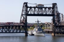 PORTLAND, OREGON (June 3, 2025) – The Arleigh Burke-class guided missile destroyer USS Mustin (DDG 89) sails under the Steel Bridge as it arrives for Portland Fleet Week during the 118th Rose Festival, June 3, 2025. Portland Fleet Week is a time-honored celebration of the sea services and provides an opportunity for the citizens of Oregon to meet Sailors, Marines and Coast Guardsmen, as well as witness firsthand the latest capabilities of today’s maritime services. (U.S. Navy Photo by Mass Communication Specialist 2nd Class John A. Miller)