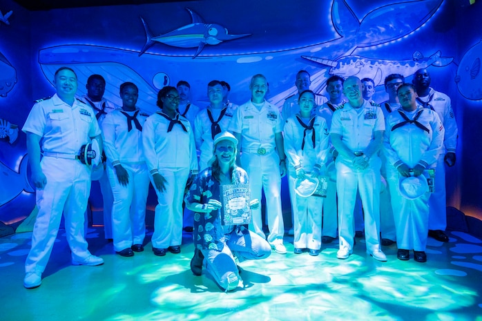 PORTLAND, OREGON (June 4, 2025) – U.S. Navy sailors, assigned to the Arleigh Burke-class guided missile destroyer USS Mustin (DDG 89), pose for a group photo while visiting the Portland Aquarium during Portland Fleet Week, June 4, 2025. Portland Fleet Week is a time-honored celebration of the sea services and provides an opportunity for the citizens of Oregon to meet Sailors, Marines and Coast Guardsmen, as well as witness firsthand the latest capabilities of today’s maritime services. (U.S. Navy Photo by Mass Communication Specialist Seaman Jordan Steis)