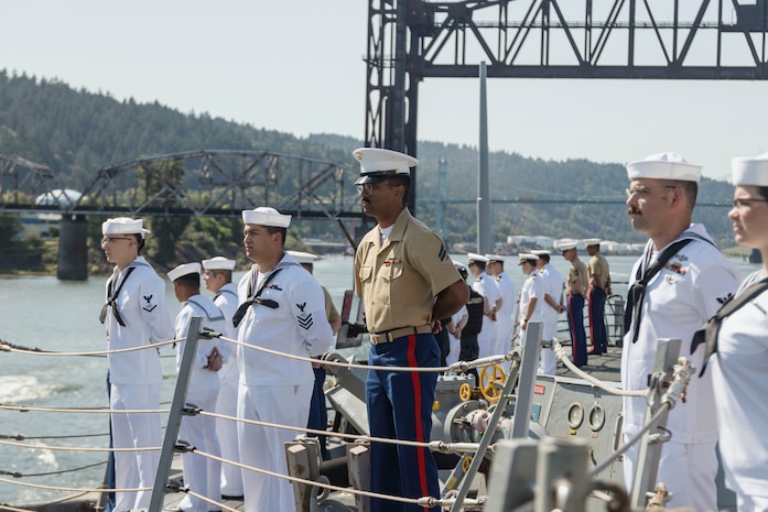 PORTLAND, OREGON (June 3, 2025) – U.S. Navy and Marines aboard the Arleigh Burke-class guided missile destroyer USS Mustin (DDG 89), man the rails of the USS Mustin sailing in the Willamette River as it arrives for Portland Fleet Week during the 118th Rose Festival, June 3, 2025. Portland Fleet Week is a time-honored celebration of the sea services and provides an opportunity for the citizens of Oregon to meet Sailors, Marines, and Coast Guardsmen, as well as witness firsthand the latest capabilities of today’s maritime services. (U.S. Marine Corps photo by Sgt. Amelia Kang)