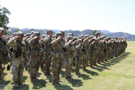 Chief of Army Reserve re-enlists Soldiers at Mojave Falcon