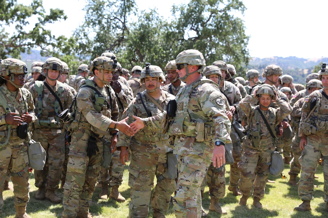 Chief of Army Reserve re-enlists Soldiers at Mojave Falcon
