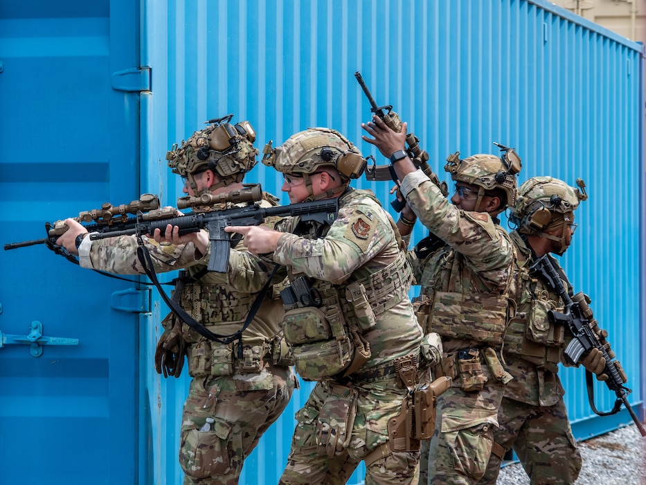 a fire team stacks before making entry