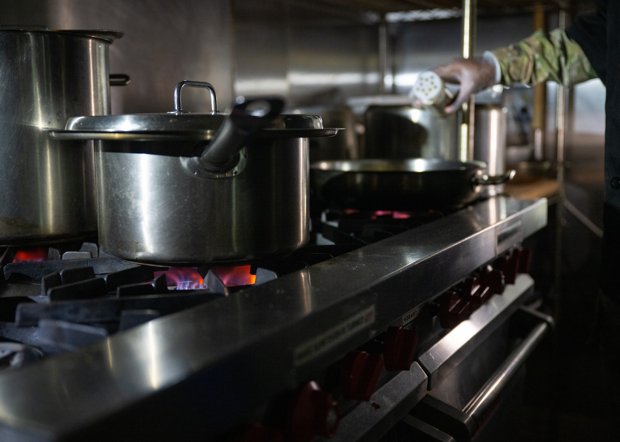 Airmen prepare food