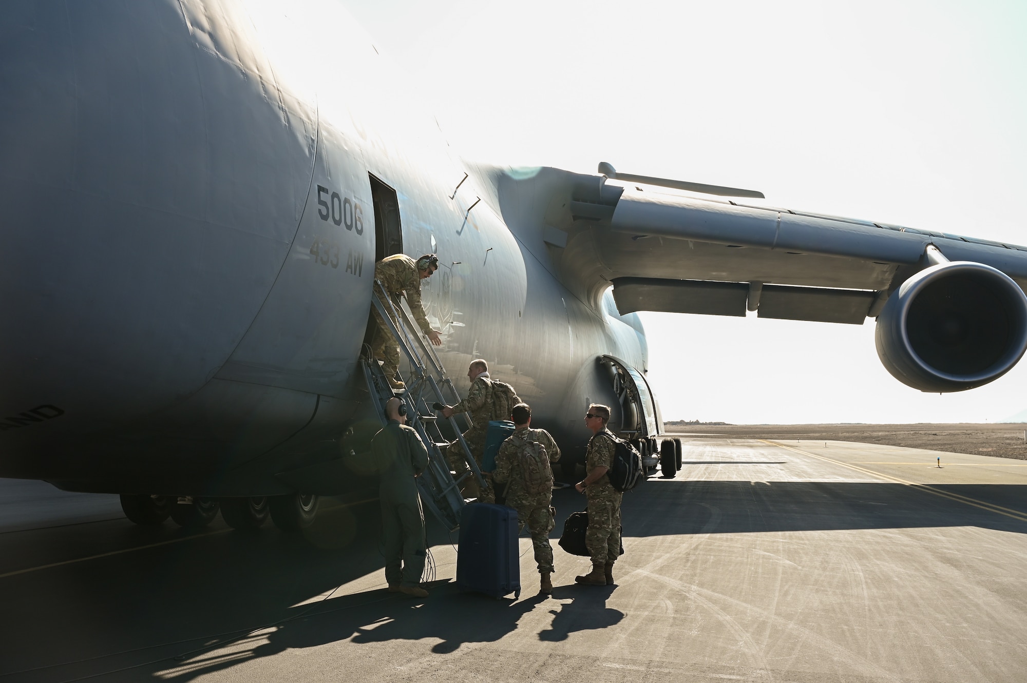 Master Sgt. Antonio Farrias, a 433rd Aircraft Maintenance Squadron crew chief, assists Argentine special forces leaders as they board a C-5M Super Galaxy during a sortie as part of Exercise Southern Star ‘25 near Antofagasta, Chile, June 4, 2025.
