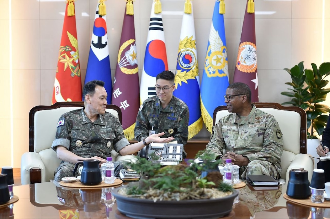 Republic of Korea Chairman of the Joint Chiefs of Staff Adm. Kim, Myung Soo hosts Commander, U.S. Transportation Command Air Force Gen. Randall Reed in Seoul, South Korea, June 9, 2025.