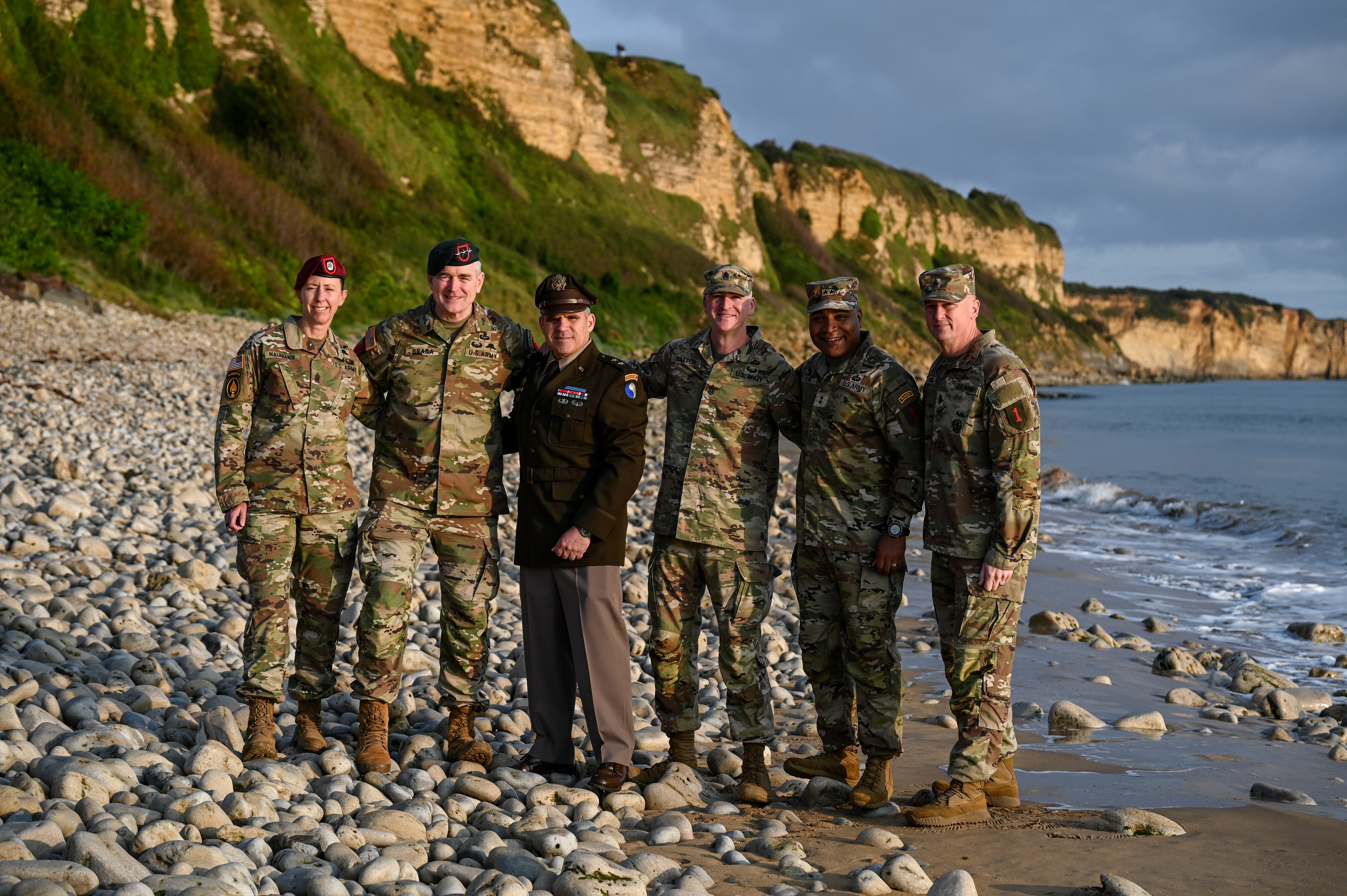 ミリタリー Walking U.S Army Sergeant 250606-Z-SM601-3008.JPG