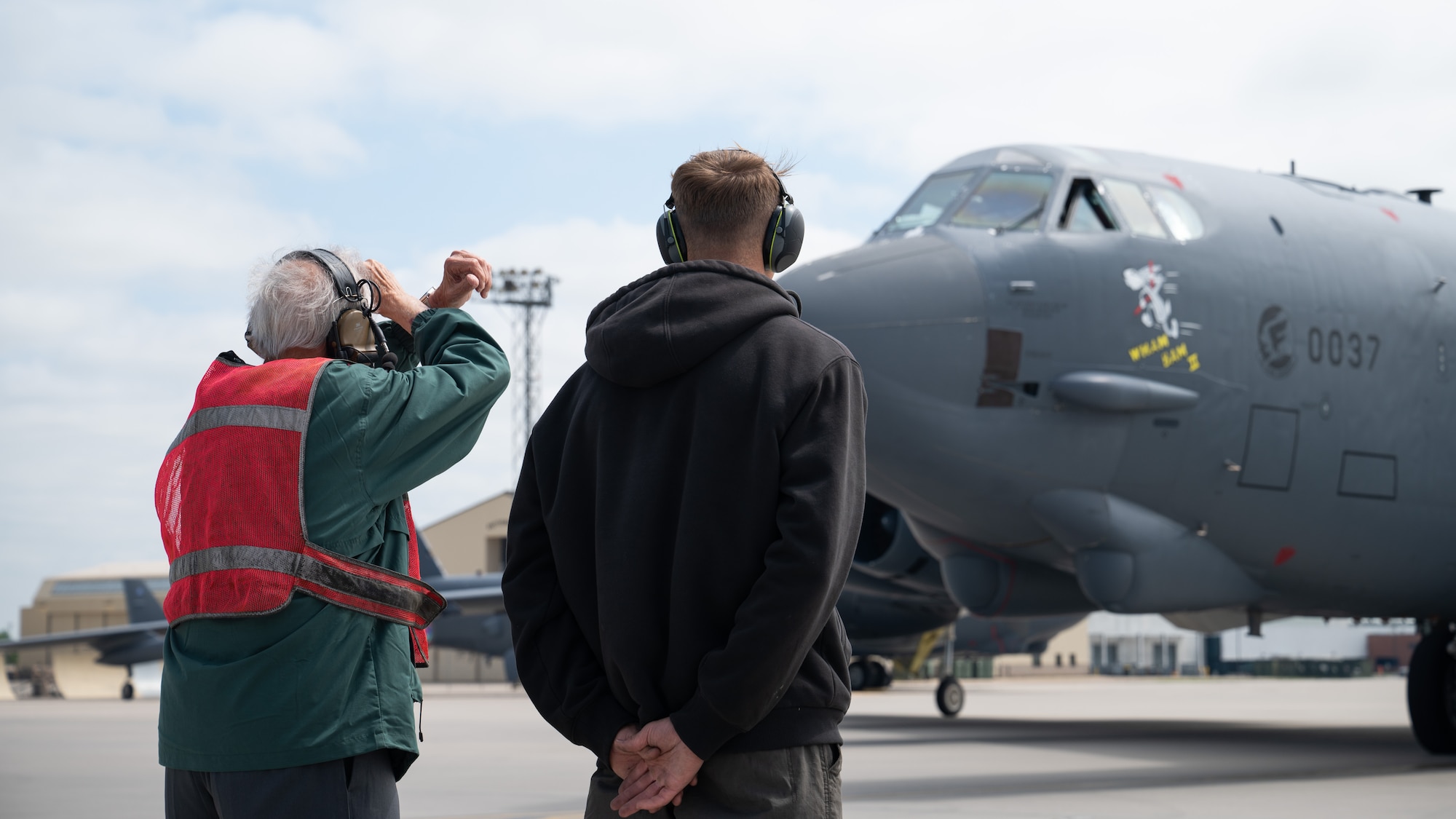 Gary Lee marshals in a B-52H Stratofortress.