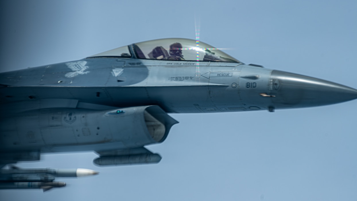 An F-16 flies
