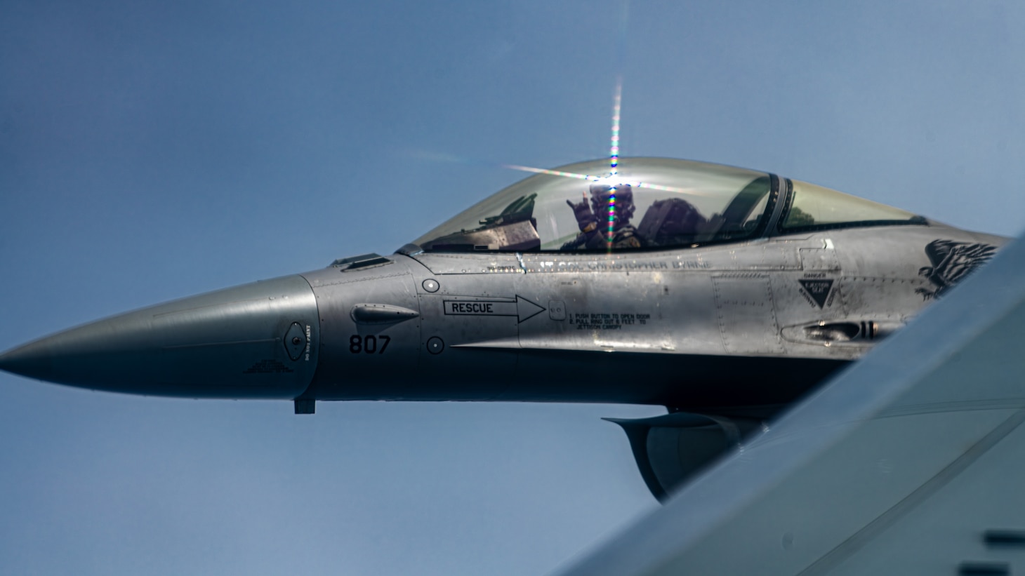 An F-16 flies