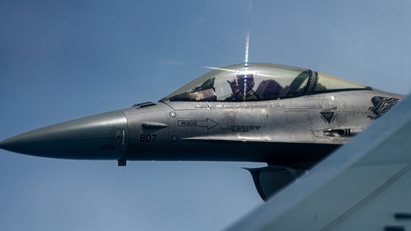An F-16 flies