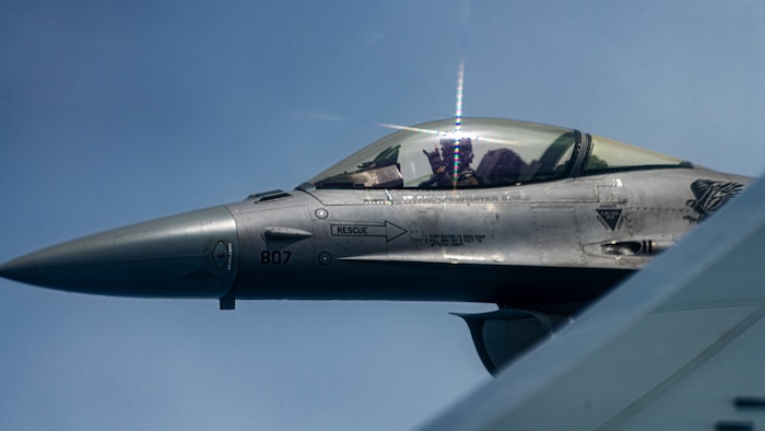 An F-16 flies