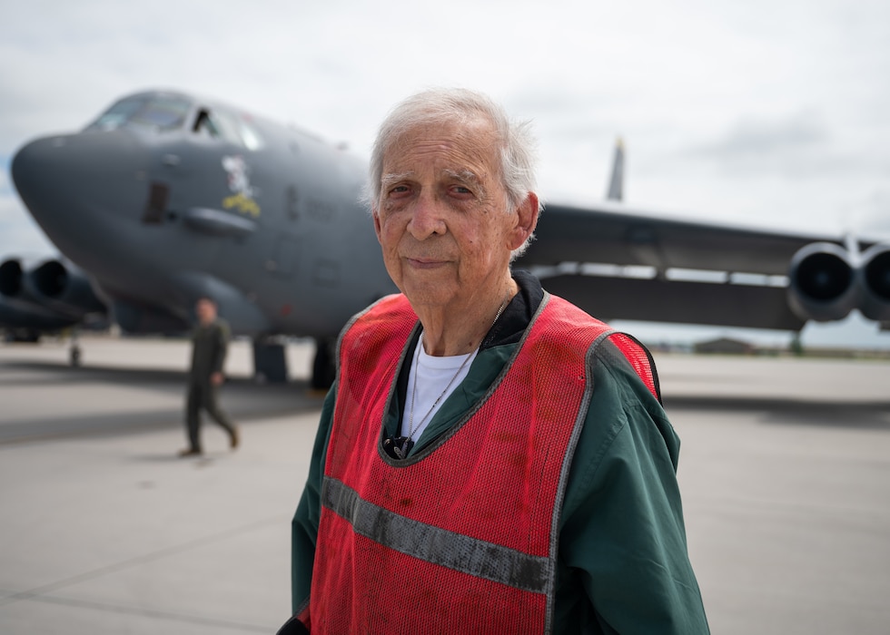 Gary Lee standing in front of a B-52H Stratofortress.