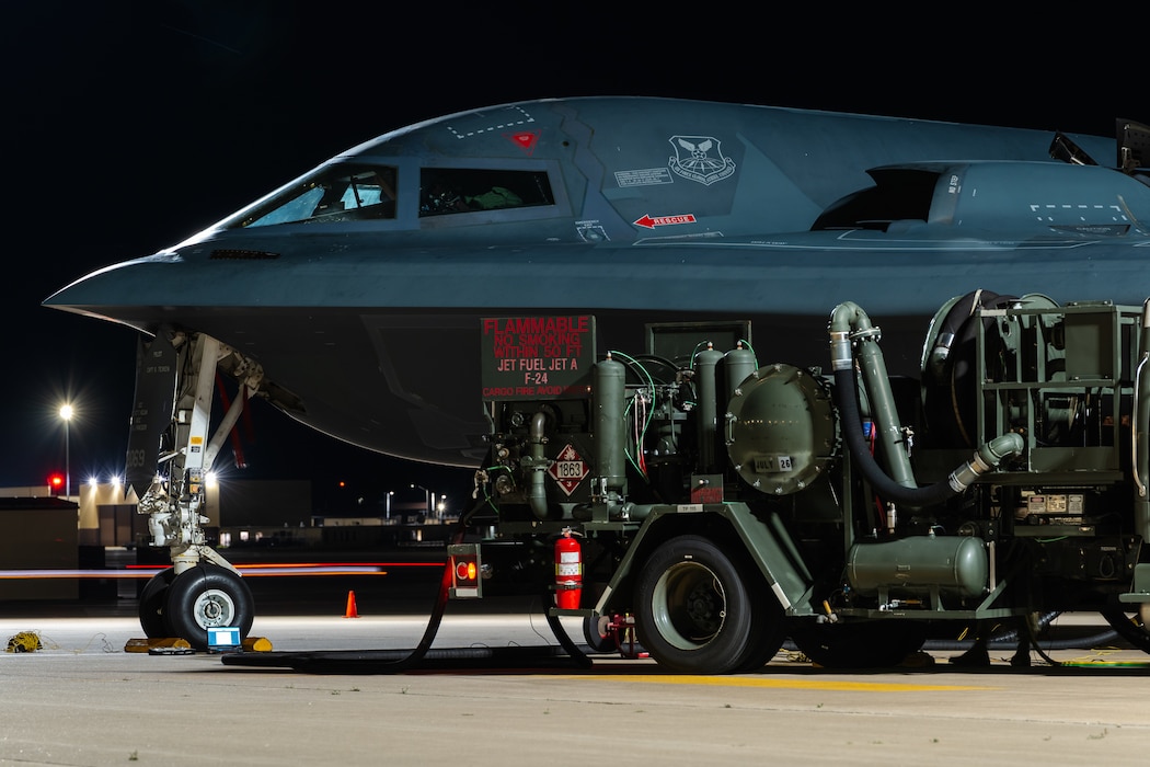 B-2 refueling on the ground