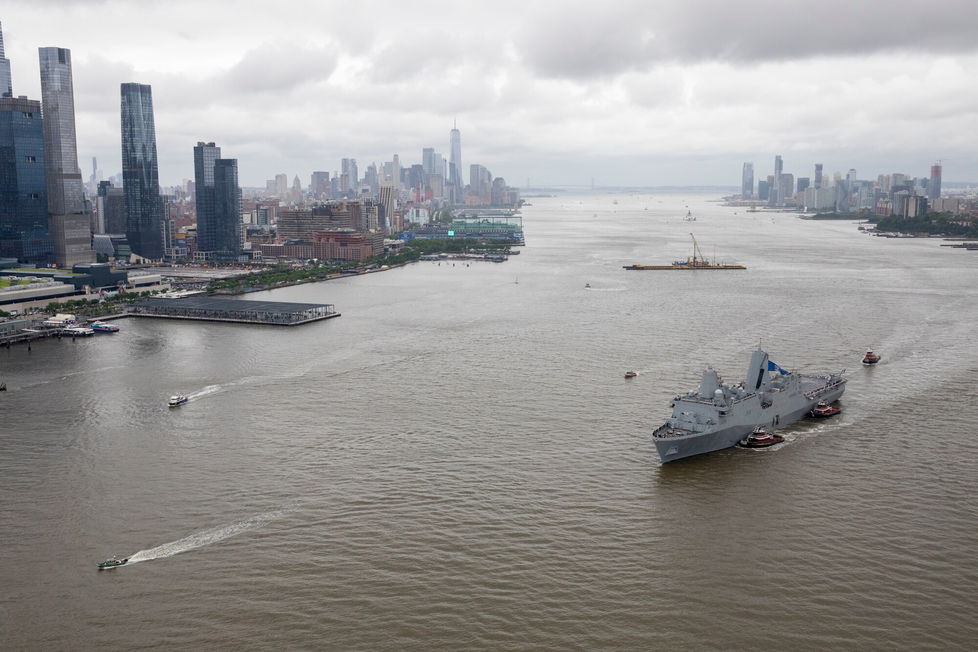 The San Antonio-class amphibious transport dock ship USS New York (LPD 21) transits New York Harbor during Fleet Week New York’s Parade of Ships, May 21, 2025. America’s warfighting Navy and Marine Corps celebrate 250 years of protecting American prosperity and freedom. Fleet Week New York 2025 honors the Navy, Marine Corps, and Coast Guard’s enduring role on, under, and above the seas.( U.S. Navy photo by Mass Communication Specialist 1st Class Jerome D. Johnson)