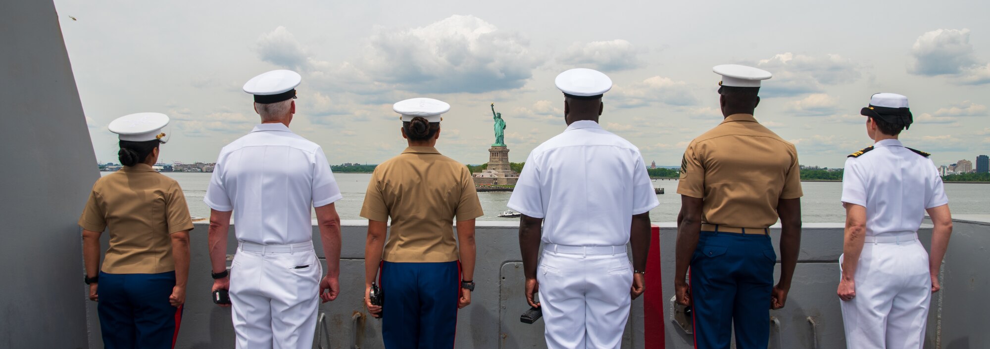 NEW YORK (May 27, 2025) – Sailors assigned to the San Antonio-class amphibious transport dock ship USS New York (LPD 21) and Marines assigned to 2nd Marine Expeditionary Force man the rails as the ship departs Fleet Week New York (FWNY), May 27, 2025. America’s warfighting Navy and Marine Corps celebrate 250 years of protecting American prosperity and freedom. FWNY 2025 honors the Navy, Marine Corps, and Coast Guard’s enduring role on, under, and above the seas. (U.S. Navy photo by Mass Communication Specialist 2nd Class Jesse Turner)