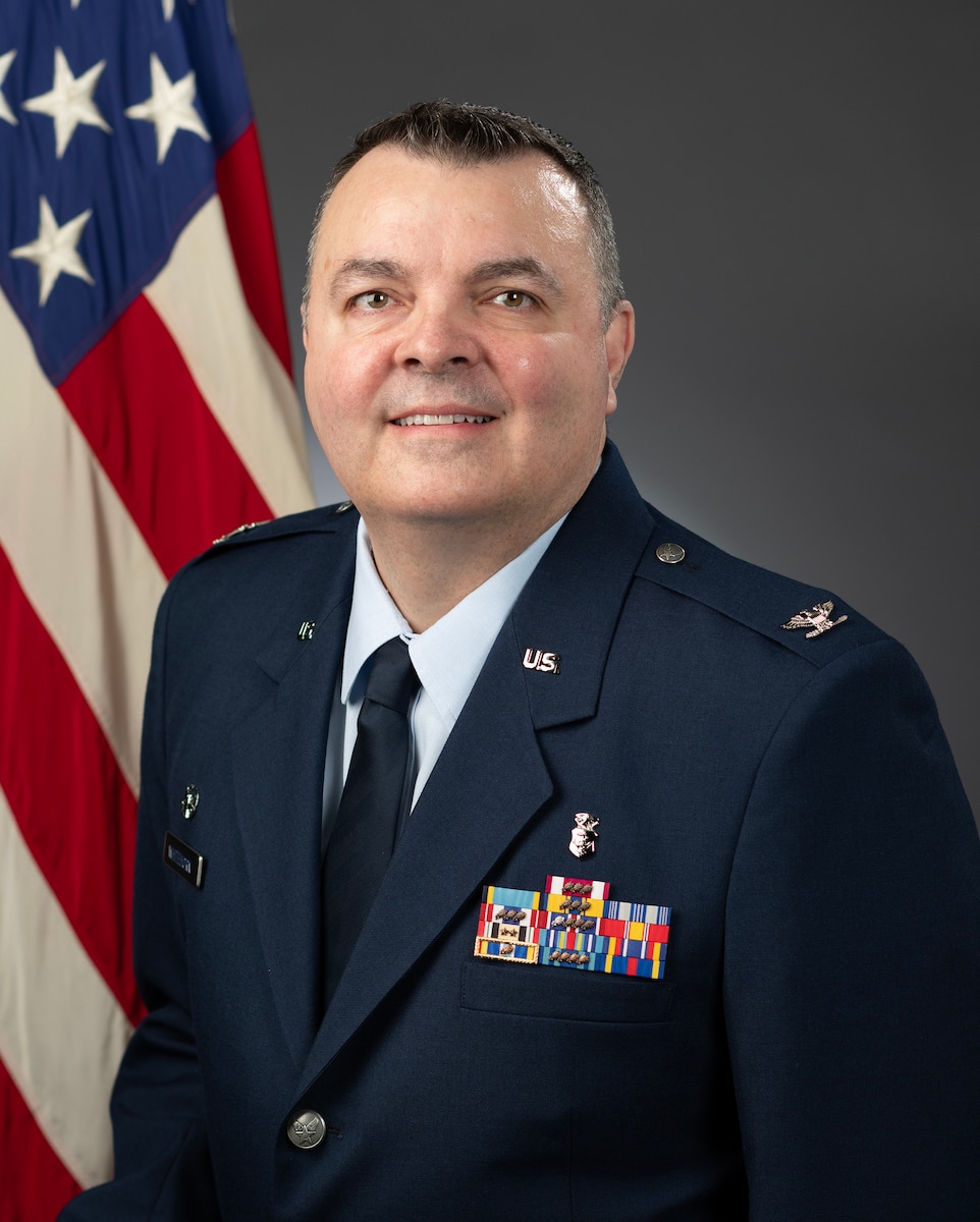 An official portrait for a male Air Force officer.