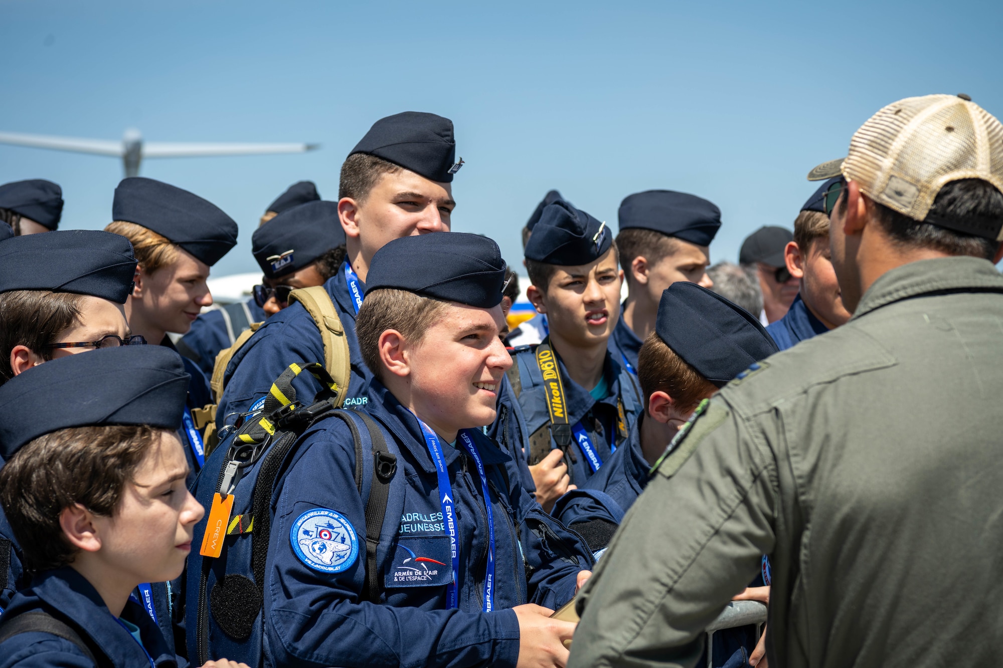 a pilot talking to students