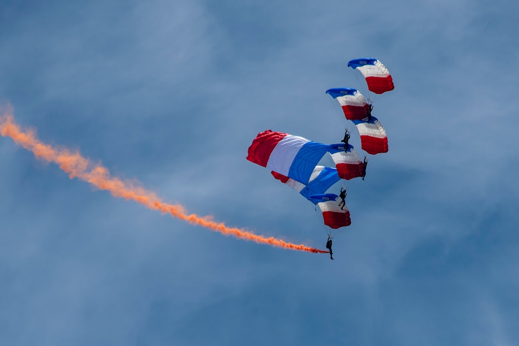 Fédération Française de Parachutisme team performing in the sky
