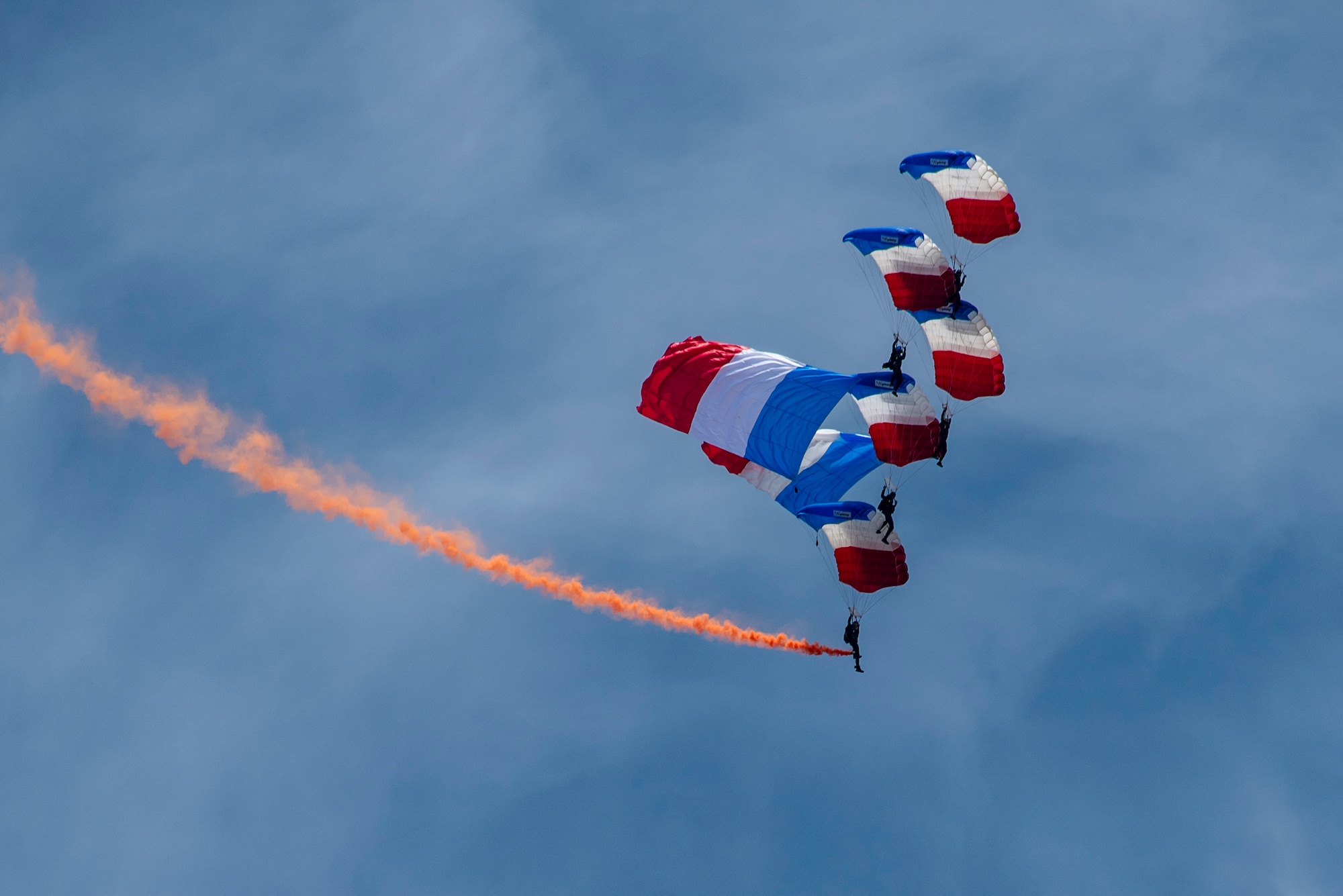 Fédération Française de Parachutisme team performing in the sky