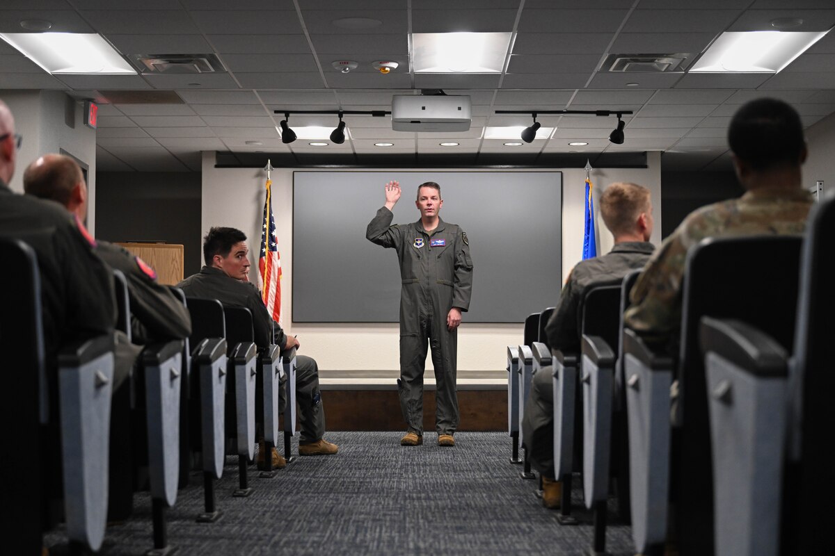 AETC operations director visits 97th AMW > Altus Air Force Base
