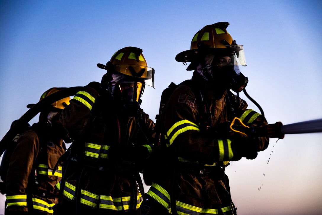U.S. Marines with Aircraft Rescue and Fire Fighting, Marine Wing Support Squadron 472, 4th Marine Aircraft Wing, conduct a simulated aircraft fire-fighting drill at Integrated Training Exercise 3-25, Marine Corps Air Ground Combat Center, Twentynine Palms, California, June 17, 2025. ITX is a critical Marine Air-Ground Task Force exercise for the Marine Forces Reserve’s training cycle, confirming unit readiness through live-fire and combined-arm integration. (U.S. Marine Corps photo by Lance Cpl. Edward Spears)