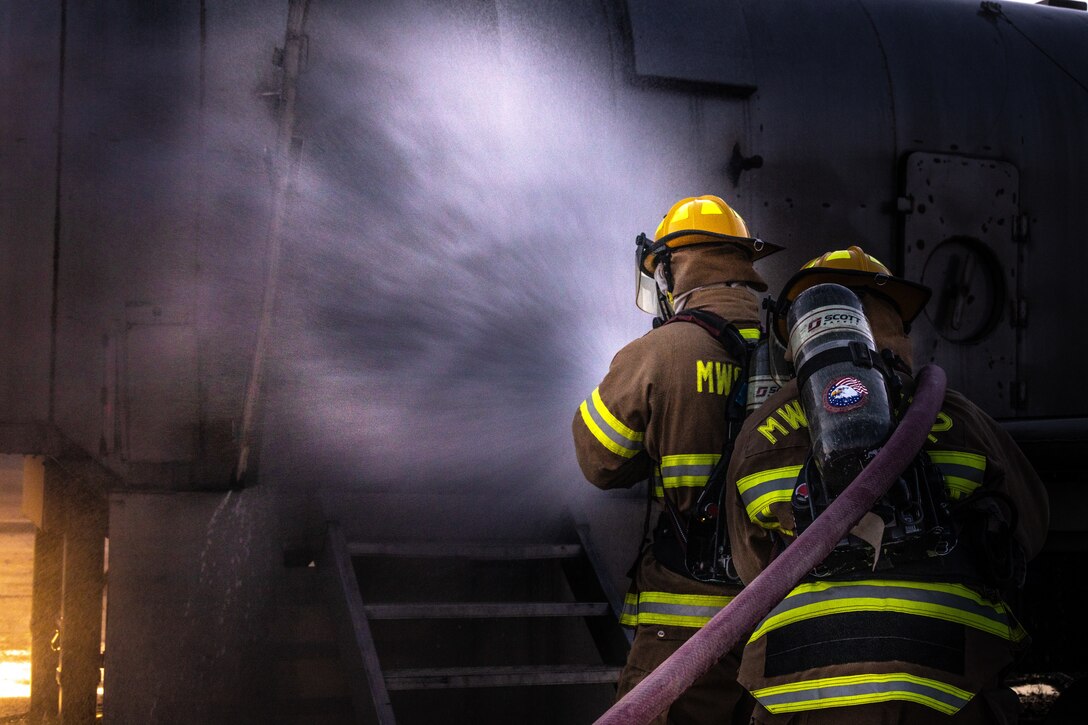 U.S. Marines with Aircraft Rescue and Fire Fighting, Marine Wing Support Squadron 472, 4th Marine Aircraft Wing, conduct a simulated aircraft fire-fighting drill at Integrated Training Exercise 3-25, Marine Corps Air Ground Combat Center, Twentynine Palms, California, June 17, 2025. ITX is a critical Marine Air-Ground Task Force exercise for the Marine Forces Reserve’s training cycle, confirming unit readiness through live-fire and combined-arm integration. (U.S. Marine Corps photo by Lance Cpl. Edward Spears)