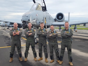 Five USAF pilots standing in front of an A-10 Warthog.