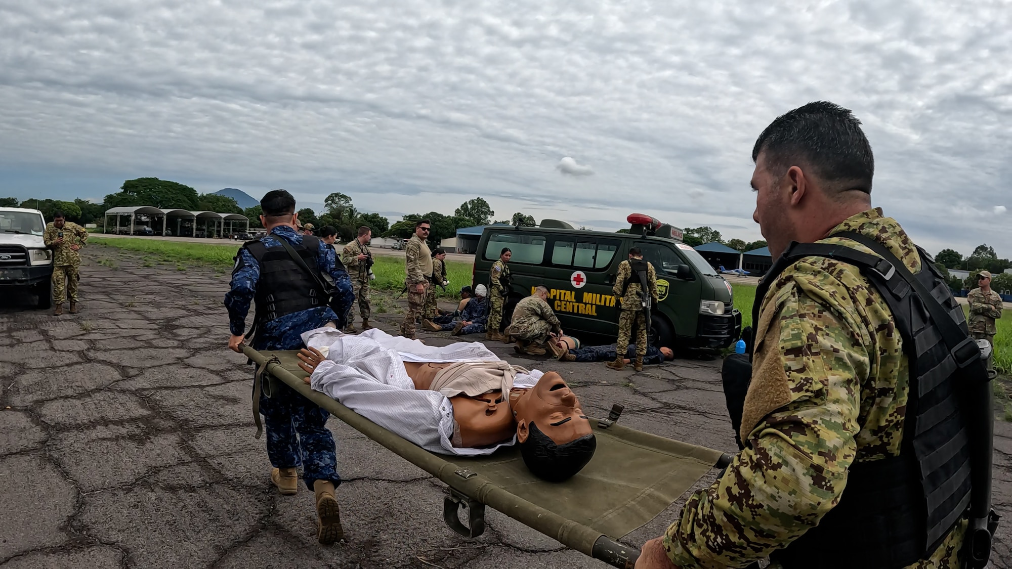 A team of El Salvador Primera Brigada Aérea members accomplish a tactical combat casualty care training exercise overseen by U.S. Air Force Airmen as part of the AMISTAD campaign June 20, 2025 in Ilopango, El Salvador. The campaign promoted cooperation between the U.S. and host nation healthcare professionals in a resource constrained environment. (U.S. Air Force photo by Tech. Sgt. Justin Norton)
