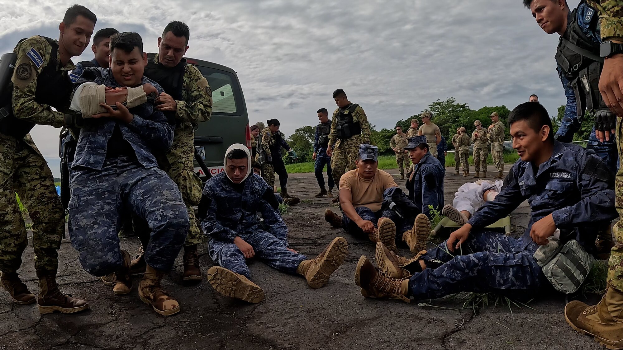 A team of El Salvador Primera Brigada Aérea members accomplish a tactical combat casualty care training exercise overseen by U.S. Air Force Airmen as part of the AMISTAD campaign June 20, 2025 in Ilopango, El Salvador. The campaign promoted cooperation between the U.S. and host nation healthcare professionals in a resource constrained environment. (U.S. Air Force photo by Tech. Sgt. Justin Norton)