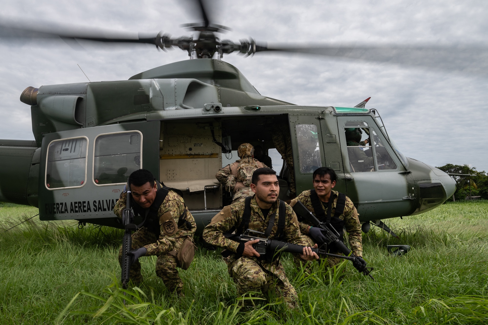 An El Salvador Primera Brigada Aérea team provides security to a Bell 412 helicopter crew during an aeromedical evacuation training scenario in Ilopango, El Salvador, June 20, 2025. The scenario was part of the AMISTAD campaign intended to promote cooperation between healthcare professionals of U.S. and partner nations in resource-constrained environments. (U.S. Air Force photo by Tech. Sgt. Justin Norton)